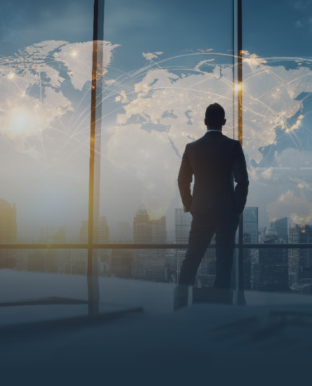 Empresario analizando estrategia patrimonial internacional y estructuración de activos globales desde México